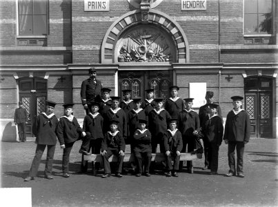 ErfgoedLeiden LEI001015492 Groepsportret van leerlingen aan de Zeevaartschool aan het Noordeinde in Leiden