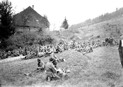 Erholung während eines Marschhaltes - CH-BAR - 3239078
