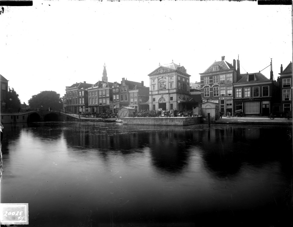 ErfgoedLeiden LEI001015561 Aalmarkt met de Waag in Leiden