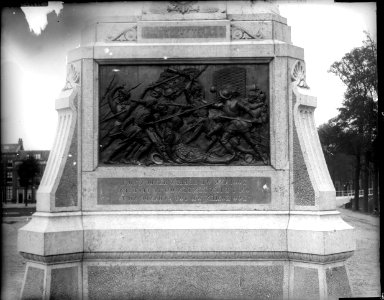 ErfgoedLeiden LEI001015614 Bronzen reliëf van het standbeeld van P.A.van der Werf in het Van der Werfpark in Leiden
