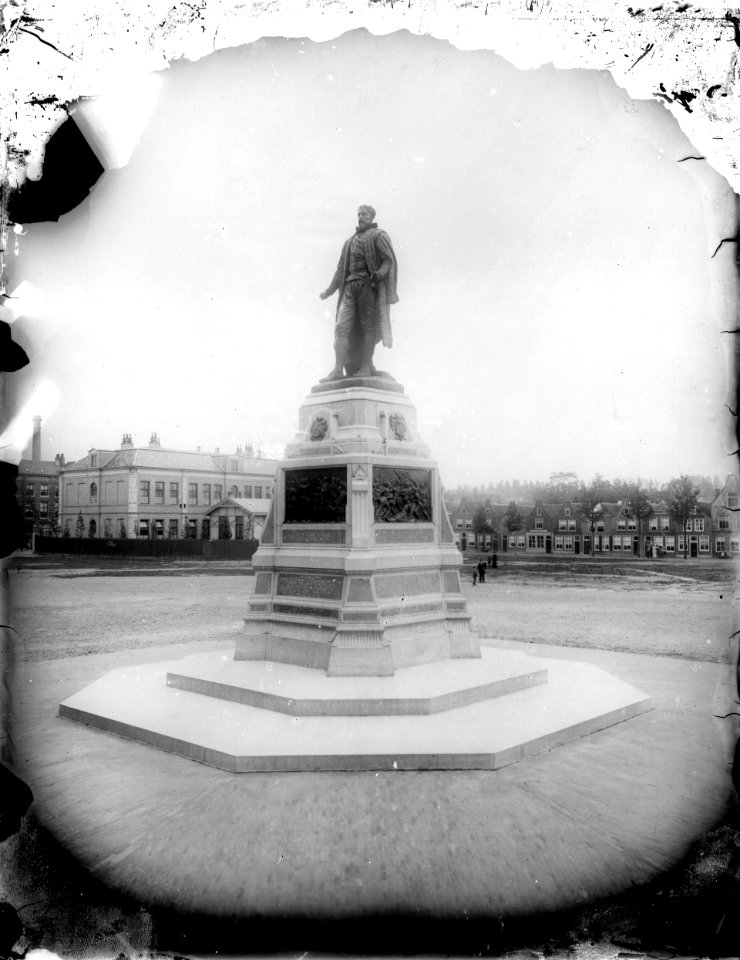 ErfgoedLeiden LEI001015645 Standbeeld van burgemeester P.A. van der Werf in het Van der Werfpark in Leiden