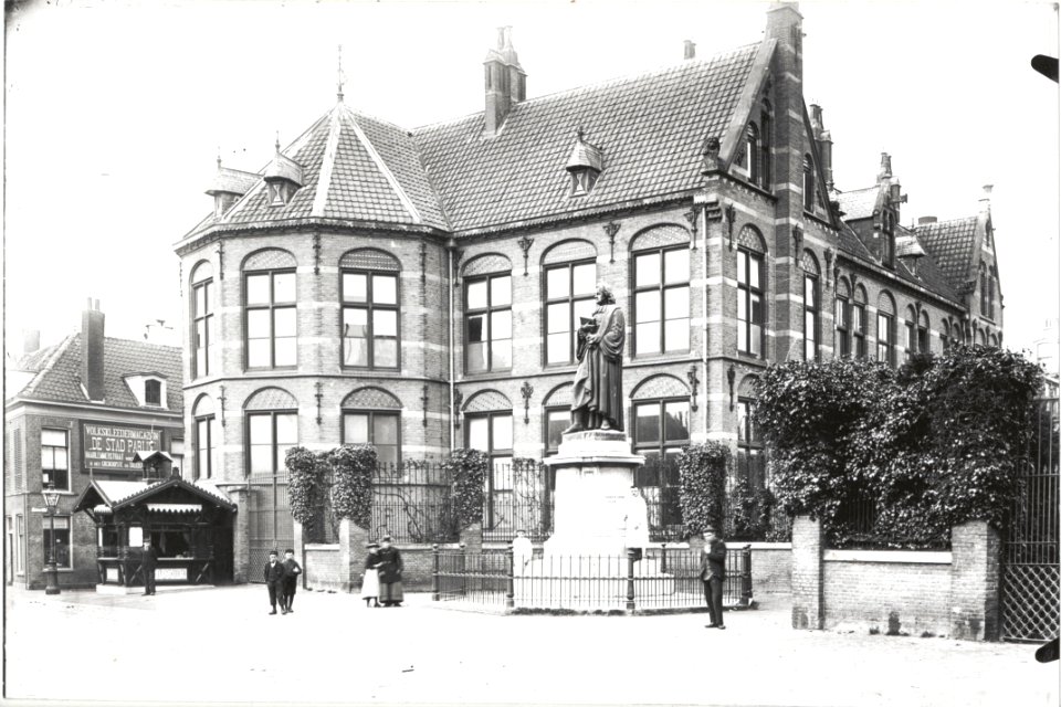 ErfgoedLeiden LEI001019039 Herman Boerhaave, bronzen standbeeld van J.Stracke (1817-1891)