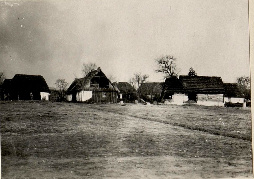 Erhaltener Teil des Dorfes Kotovice nördlich der Strasse mit anschliessenden Schlachtfeld. (BildID 15537605)
