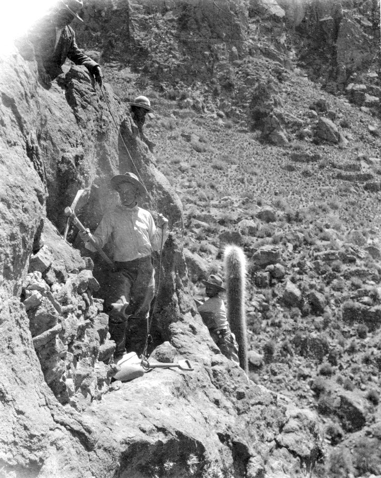 Eric von Rosen med utgrävning av en grav. Puna de Jujuy. Argentina - SMVK - 003655