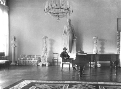 Ferruccio Busoni im Tempelherrenhaus im Park an der Ilm um 1903
