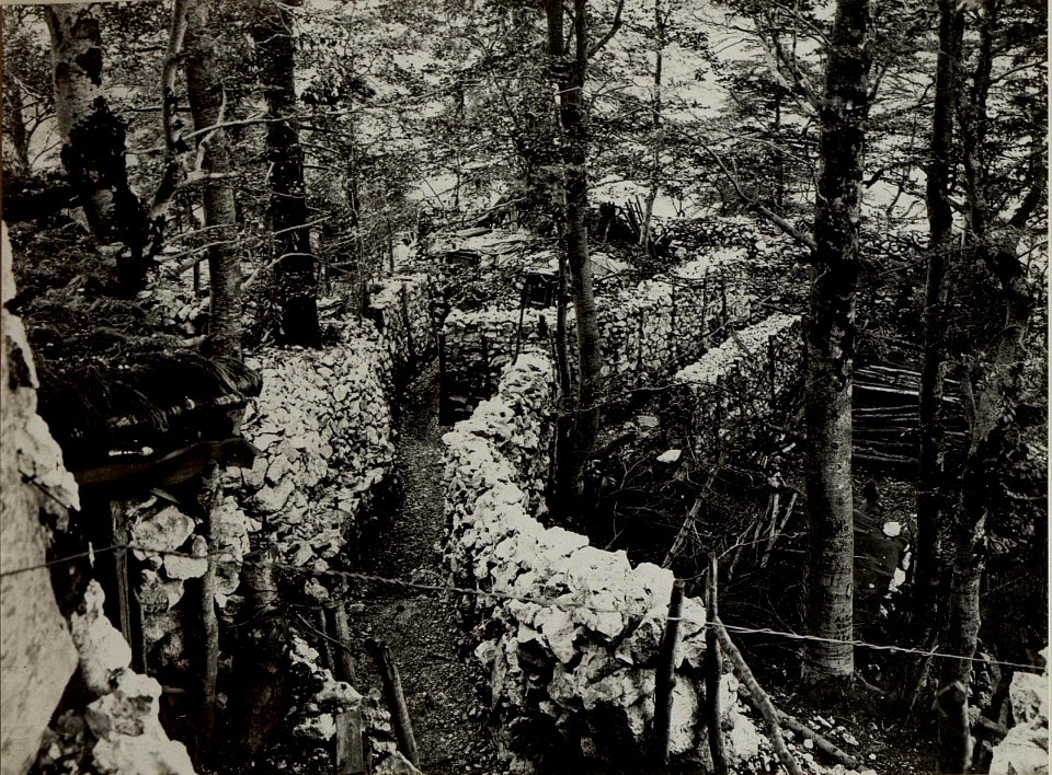 Festungsartig ausgebaute Stellung am VRSIC. Aufgenommen am 28. Juli 1916. (BildID 15478773)