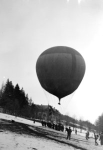 Fesselballon wird zur Freifahrt auf den Aufstiegsplatz gebracht - CH-BAR - 3238367