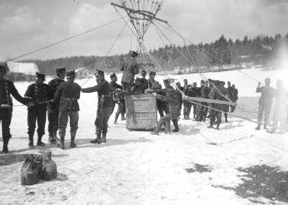 Festhalten des Korbes nach der Landung - CH-BAR - 3238380