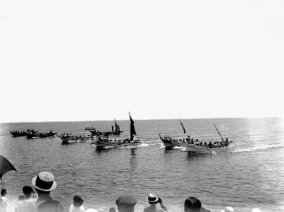 Festa de S'amorra amorra en Lloret, regata amb els llaguts de pesca (AFCEC RIBASV C 2716) (cropped)