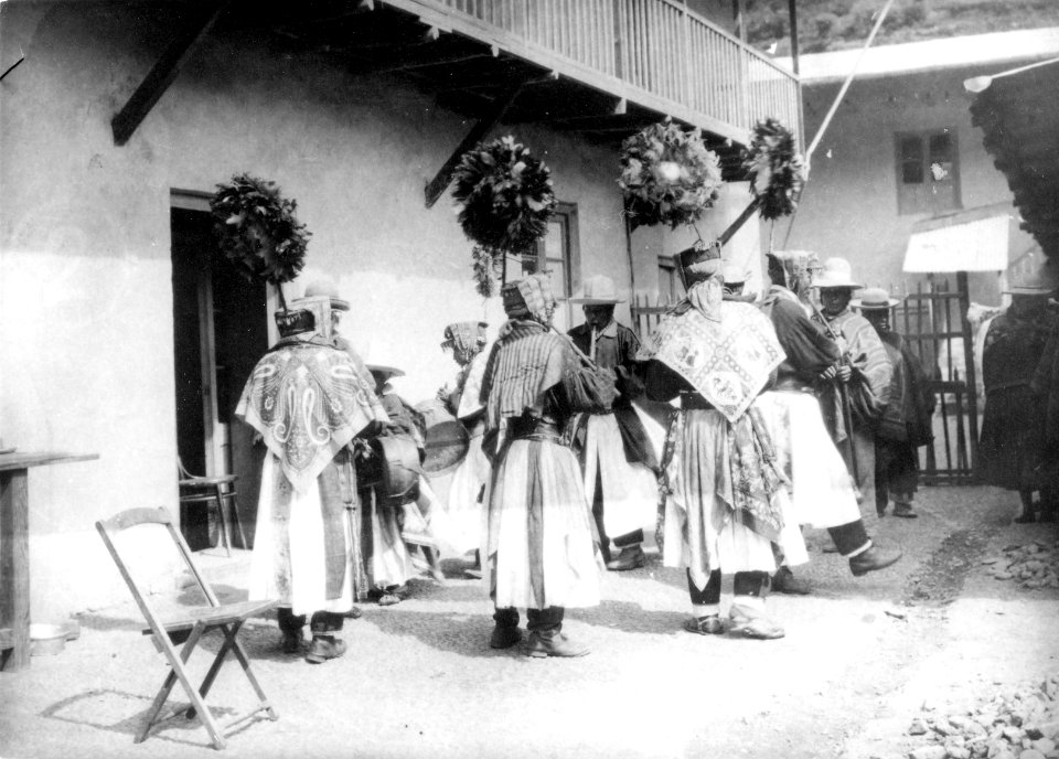 Festklädda quichuaindianska dansare. Pelechuco. Bolivia - SMVK - 002527