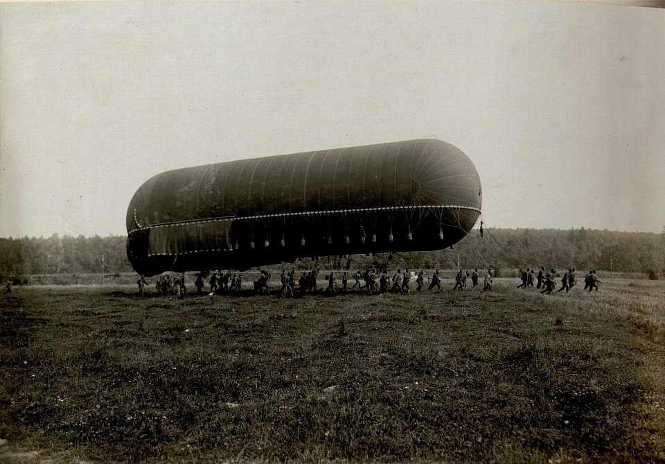 Fesselballon am Marsch am 4.9.1916 (BildID 15550118)