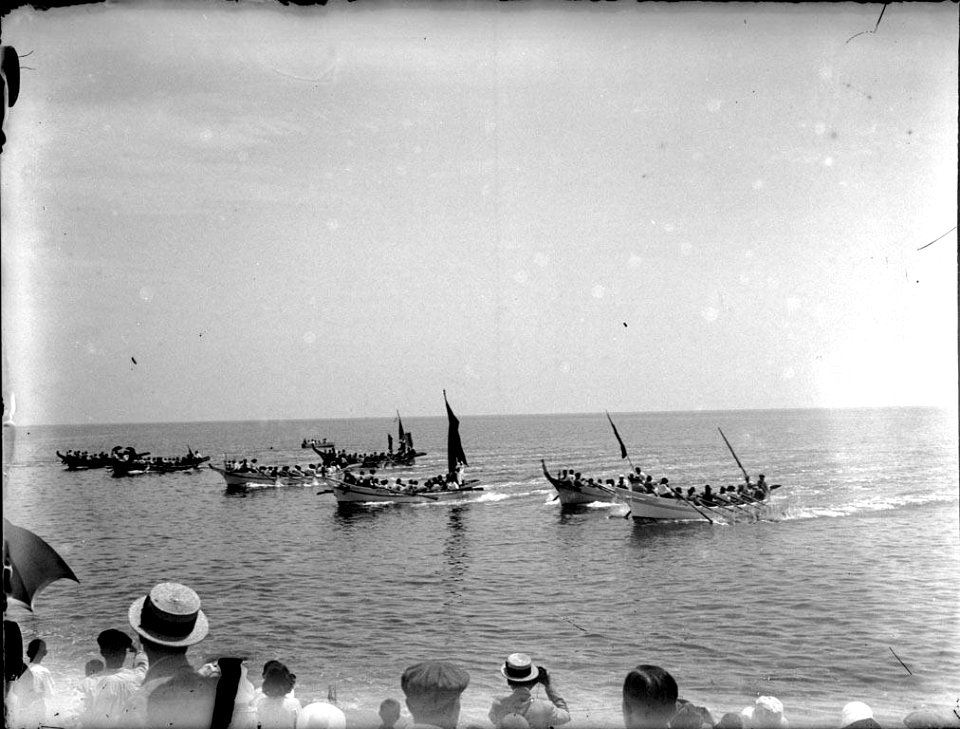 Festa de S'amorra amorra en Lloret, regata amb els llaguts de pesca (AFCEC RIBASV C 2716)