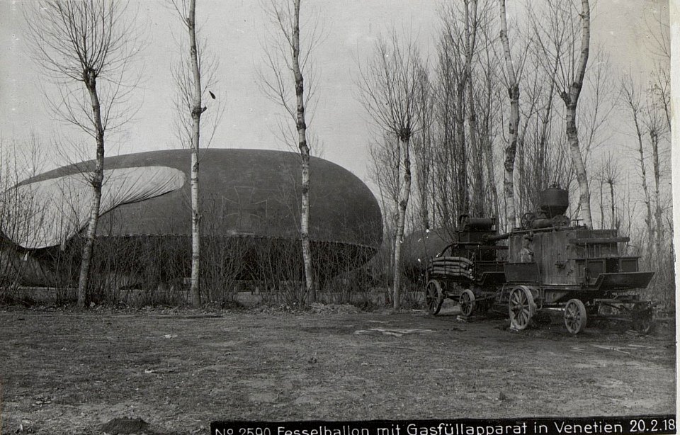 Fesselballon mit Gasfüllapparat in Venetien 20.2.18. (BildID 15615365)