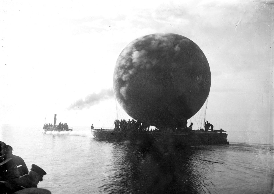 Fesselballon beim Transport über Bielersee - CH-BAR - 3238483