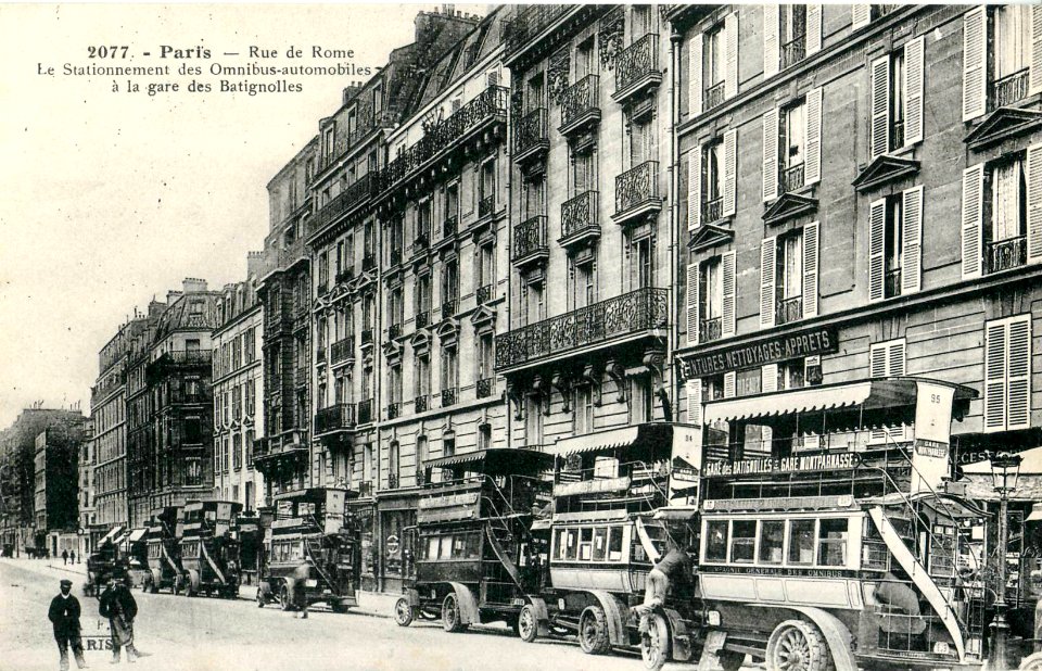FF 2077 - PARIS - Rue de Rome - Le stationnement des Omnibus-automobiles à la gare des Batignolles