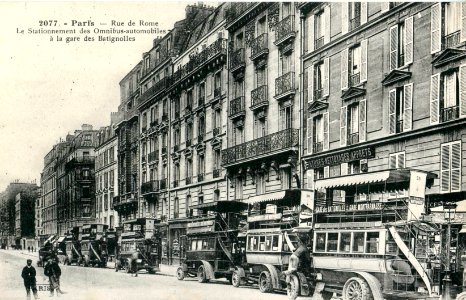 FF 2077 - PARIS - Rue de Rome - Le stationnement des Omnibus-automobiles à la gare des Batignolles