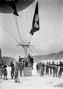 Festhalten vor dem Hochlassen des Fesselballons - CH-BAR - 3238352