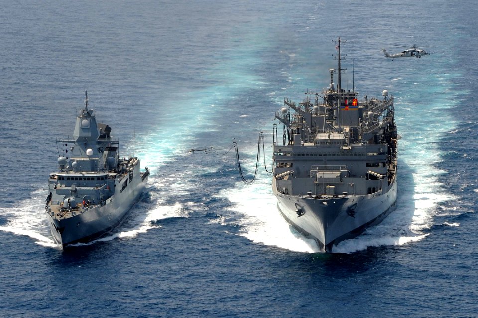 FGS Hamburg receives a fuel line from USNS Bridge. (8592540284)
