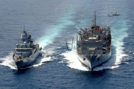 FGS Hamburg receives a fuel line from USNS Bridge. (8592540284)