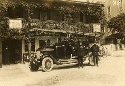 Feuerwehr Urfahr Feuerspritze mit Mannschaft ca 1930a