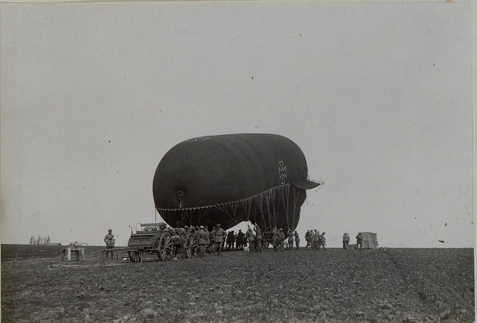 Fesselballon, Befestigung an die Seilwinde (BildID 15442167)