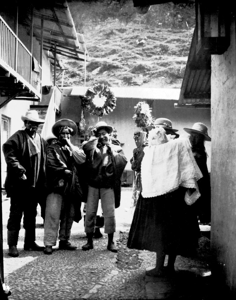 Festande indianer under påskhögtidligheten. Pelechuco. Bolivia - SMVK - 002526