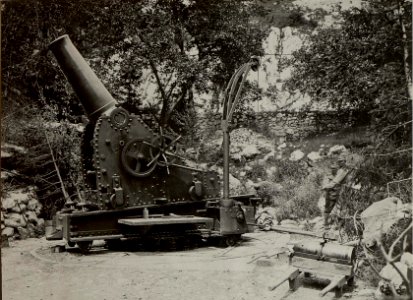 Feuerstellung des 21 cmMörsers Hund. Aufgenommen am 4. Juni 1916. (BildID 15478857)