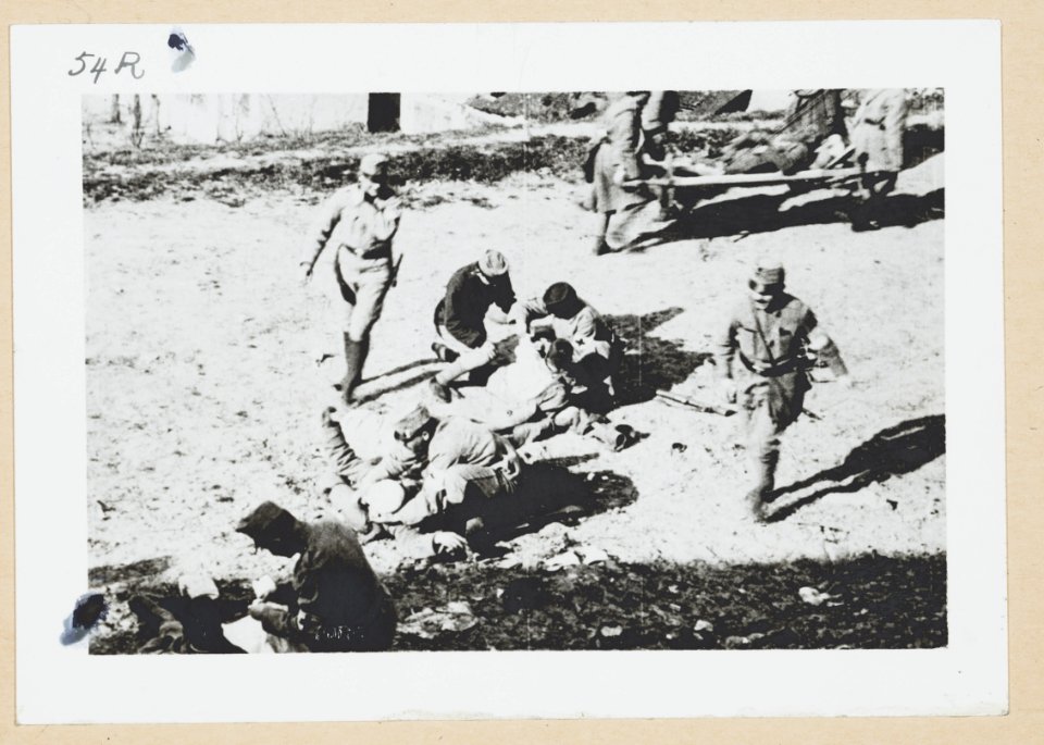 Field hospital scene LCCN2010651138