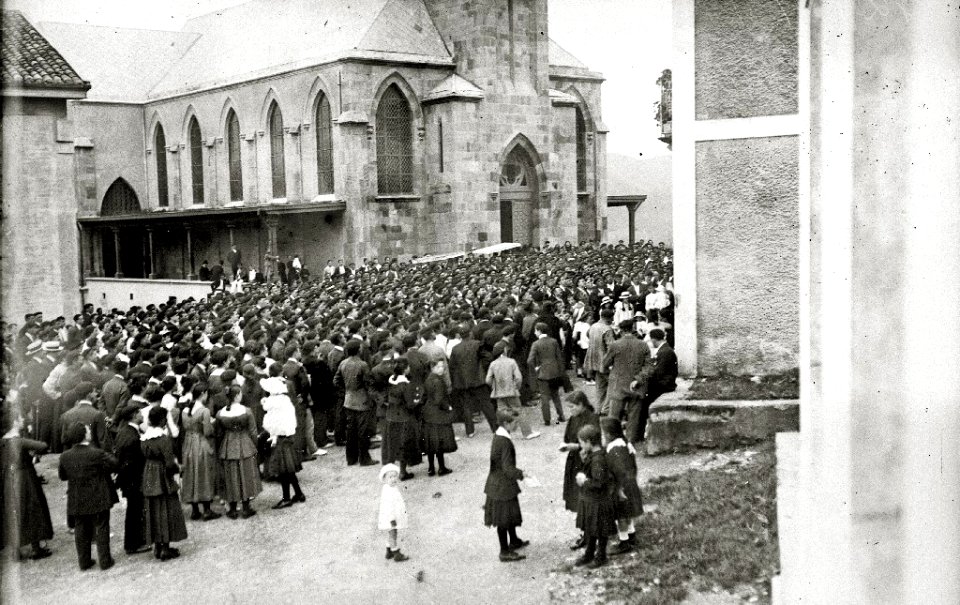 Fiesta celebrada con motivo de la inauguración de la nueva iglesia parroquial en la plaza de San Marcial en el barrio de Altza (3 de 9) - Fondo Car-Kutxa Fototeka