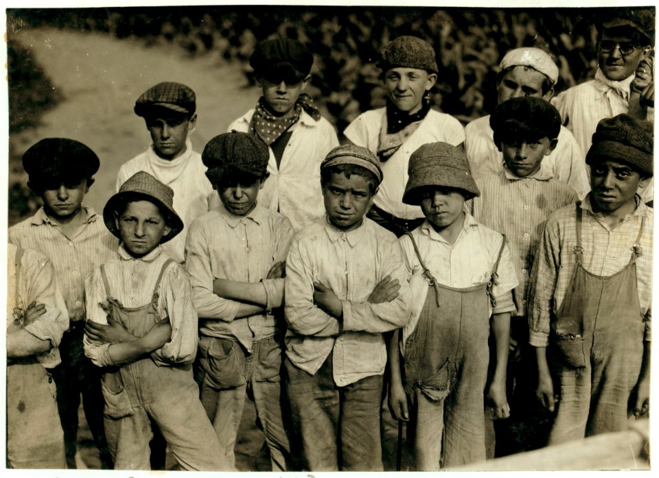 Field-workers, Goodrich Tobacco Farm, near Gildersleeve, Conn. See Report, L.W. Hine. LOC cph.3b32038