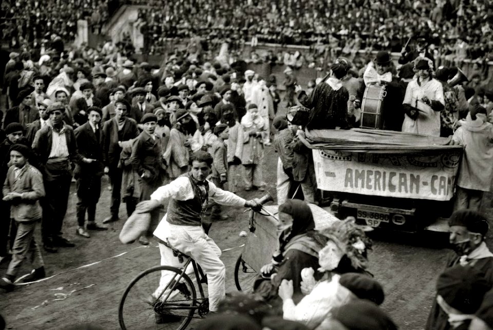 Fiestas de carnaval en la plaza de toros de Tolosa (4 de 5) - Fondo Car-Kutxa Fototeka