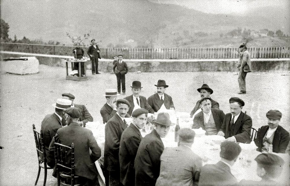Fiesta celebrada con motivo de la inauguración de la nueva iglesia parroquial en la plaza de San Marcial en el barrio de Altza (7 de 9) - Fondo Car-Kutxa Fototeka