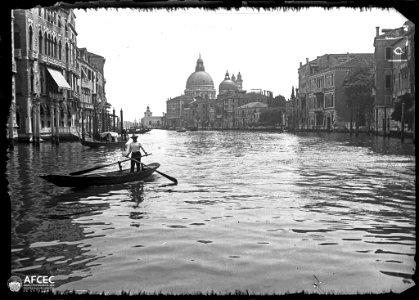 Gran Canal de Venècia amb un gondoler en una góndola en primer terme