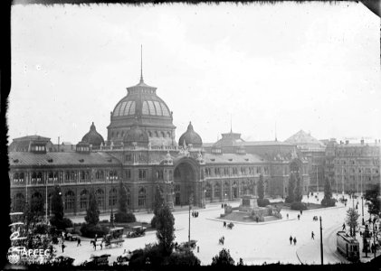 Gran edifici amb una plaça al davant