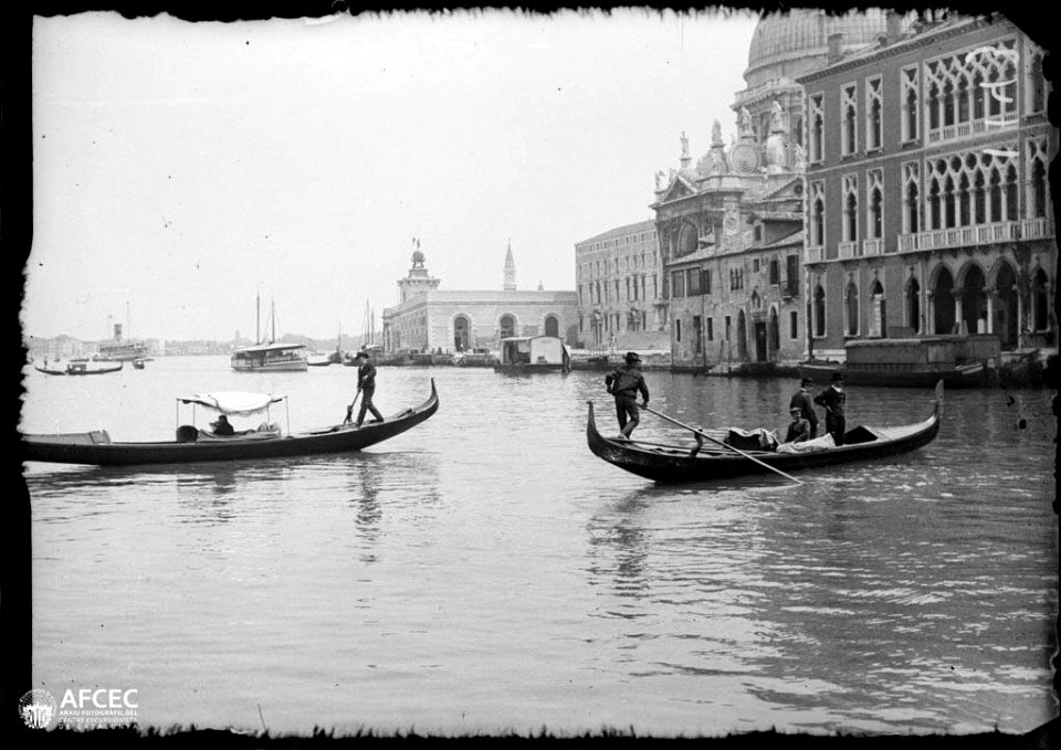 Gran Canal de Venècia amb góndoles amb gent i edificis a la riba