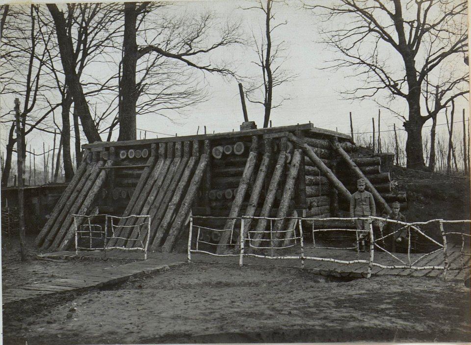 Granatsicherer Unterstand mit Telephon beim Feldjägerbataillon 10 im Park Palästina (BildID 15442783)