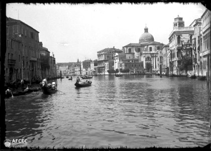 Gran Canal de Venècia amb góndoles navegant i edificis a banda i banda (AFCEC MORELLO A 1145)