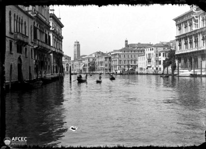 Gran Canal de Venècia amb góndoles navegant i edificis a banda i banda