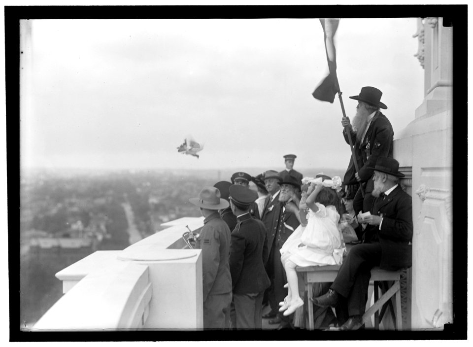 GRAND ARMY OF THE REPUBLIC, PARADE AT 1915 ENCAMPMENT. CEREMONY BY VETERANS OF G.A.R. IN WEST GALLERY OF CAPITOL; J R. WHITTLESAY OF MO. WITH FLAG, RELEASING WHITE DOVES OF PEACE; DR. JOHN LCCN2016866591