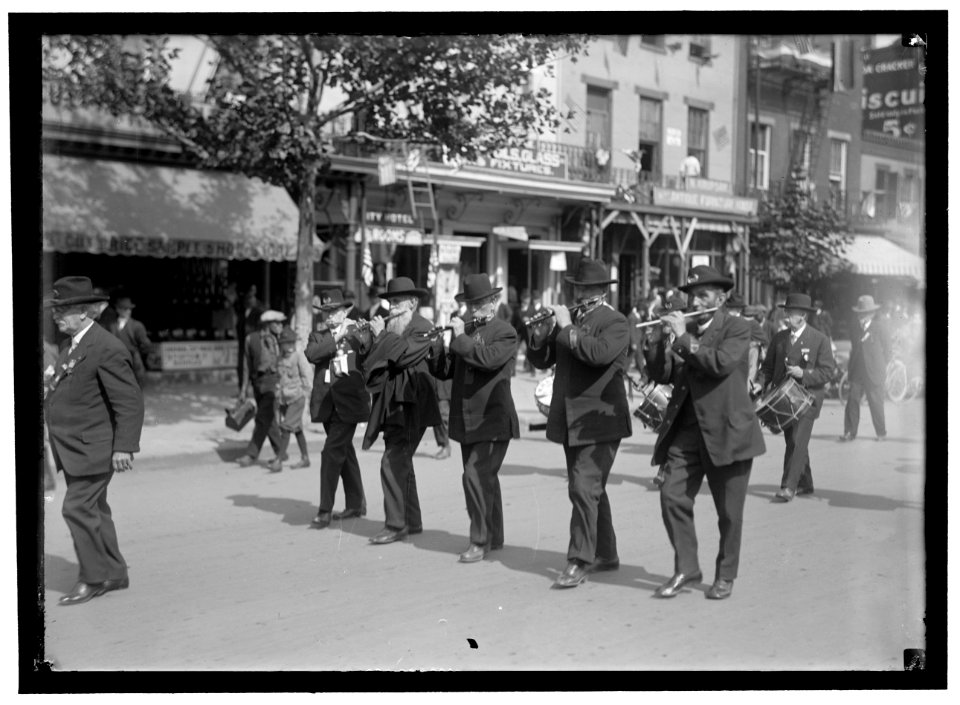 GRAND ARMY OF THE REPUBLIC. PARADE AT 1915 ENCAMPMENT. MICHIGAN DRUM CORPS- AT LEFT, GEORGE D. HUMPHREY, DEPARTMENTAL COMMANDER OF NEBRASKA LCCN2016866588