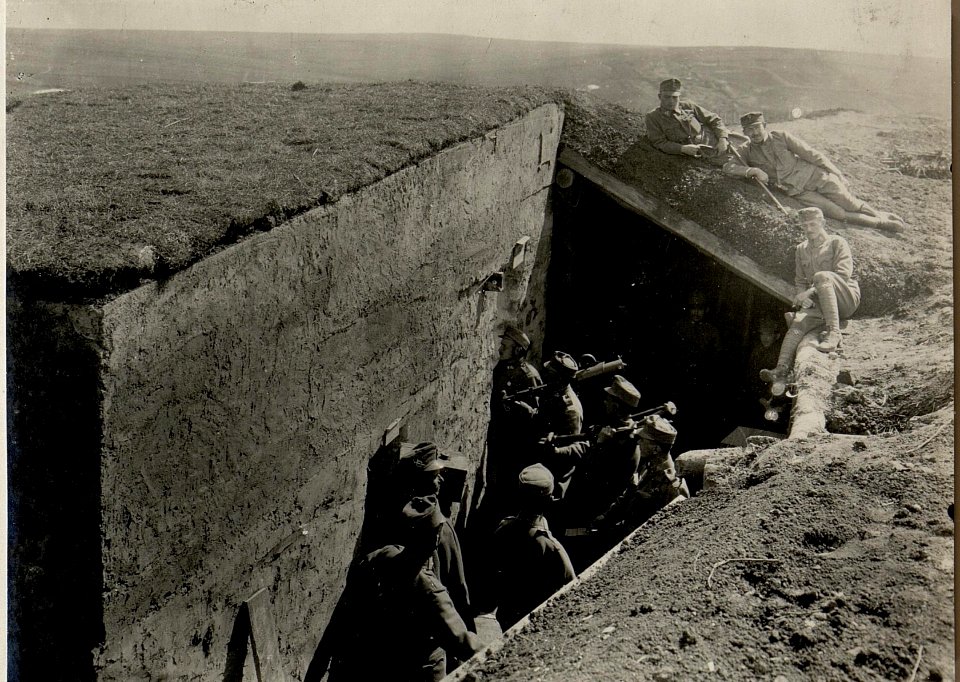 Granatsicher betonierter Maschinengwehr und Munitions Unterstand. Aufgenommen beim Inf.Rgt.Nro.65 am 5.IV.1916. (BildID 15536751)