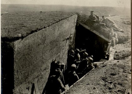 Granatsicher betonierter Maschinengwehr und Munitions Unterstand. Aufgenommen beim Inf.Rgt.Nro.65 am 5.IV.1916. (BildID 15536751)