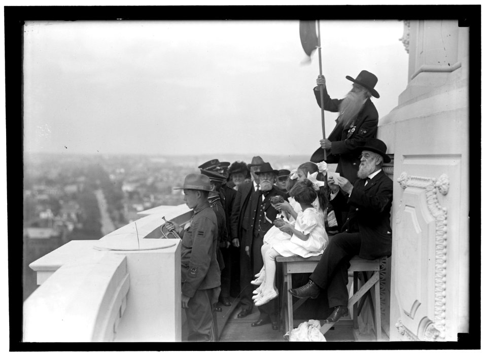 GRAND ARMY OF THE REPUBLIC, PARADE AT 1915 ENCAMPMENT. CEREMONY BY VETERANS OF G.A.R. IN WEST GALLERY OF CAPITOL; J R. WHITTLESAY OF MO. WITH FLAG, RELEASING WHITE DOVES OF PEACE; DR. JOHN LCCN2016866589