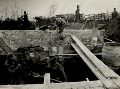Granatsicherer Mannschaftsunterstand. Aufgenommen am 3.IV.1916. Inf.Rgt.Nro.52. (BildID 15536611)