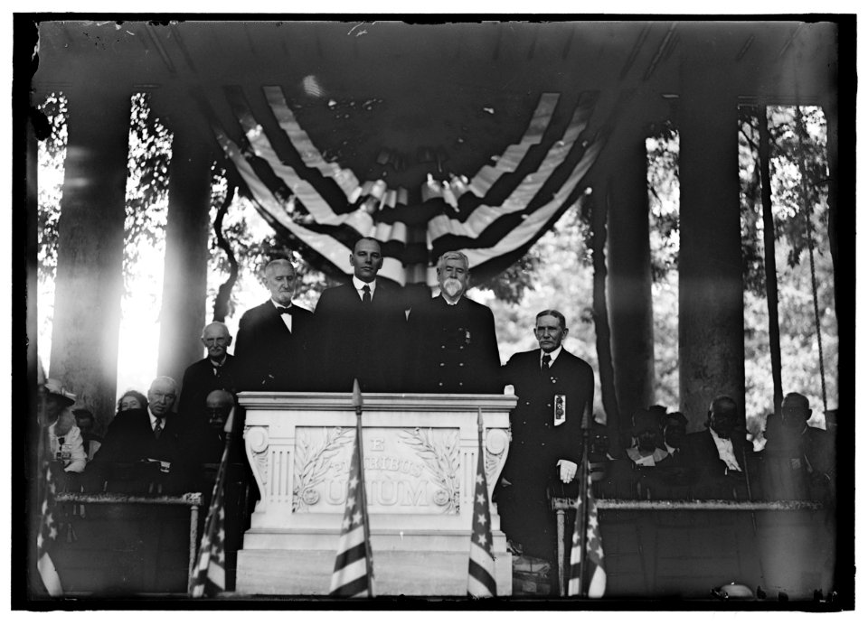 GRAND ARMY OF THE REPUBLIC. G.A.R. REPRESENTATIVE RIGHT ONE OF 3 SPEAKERS; ARLINGTON CEMETERY LCCN2016869991