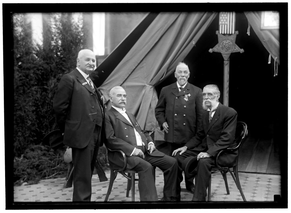 GRAND ARMY OF THE REPUBLIC. PARADE AT 1915 ENCAMPMENT. 2ND FROM LEFT, GAYLORD M. SALTZHABER, OF VAN WERT, OHIO; LATER (1923) COMMANDER-IN-CHIEF LCCN2016866746