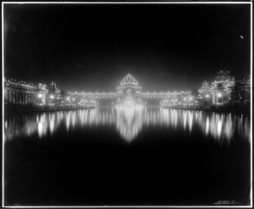 Grand Basin and Festival Hall illuminated, Louisiana Purchase Exposition, St. Louis, Mo. LCCN2004676918