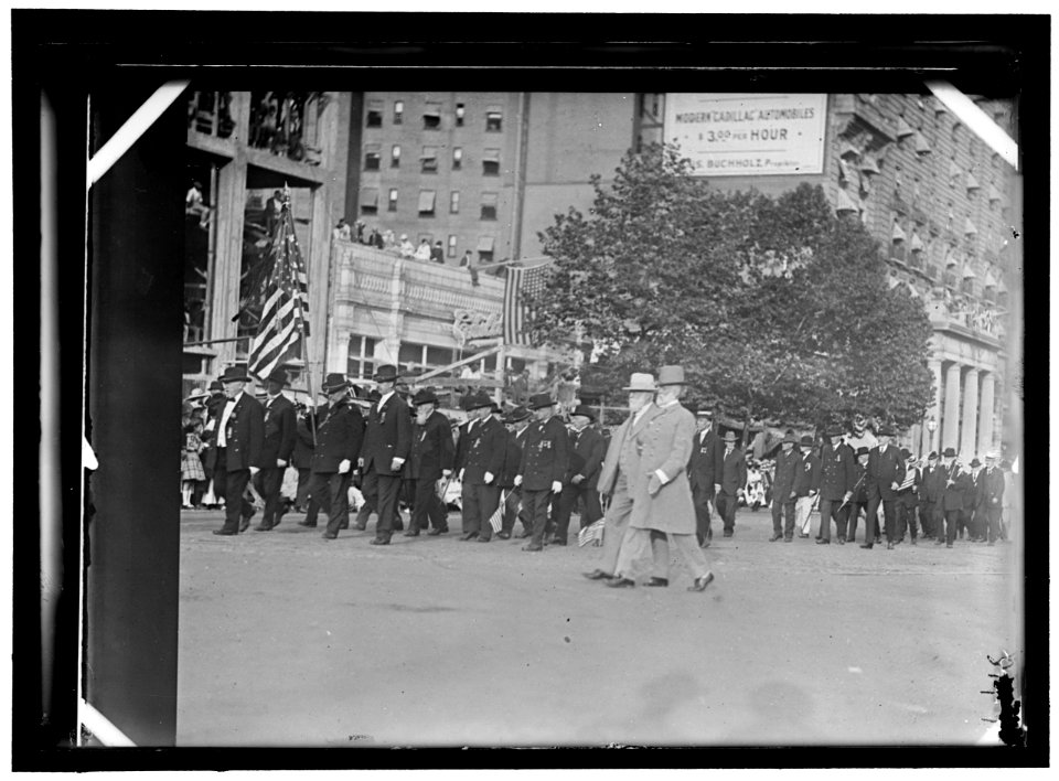 GRAND ARMY OF THE REPUBLIC. UNIT IN DRAFT PARADE OF D.C. 2 CONFEDERATE SOLDIERS IN FOREGROUND LCCN2016868347