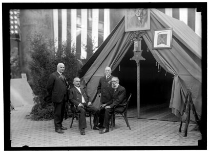 GRAND ARMY OF THE REPUBLIC. PARADE AT 1915 ENCAMPMENT. 2ND FROM LEFT, GAYLORD M. SALTZHABER, OF VAN WERT, OHIO; LATER (1923) COMMANDER-IN-CHIEF LCCN2016866753