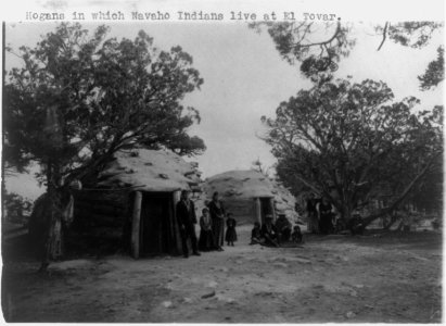 Grand Canyon)- Hogans in which Navaho Indians live at El Tovar LCCN2002715951